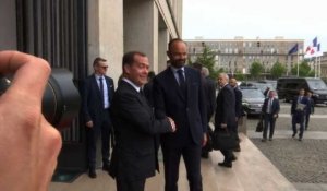 Philippe reçoit Medvedev pour relancer le dialogue franco-russe