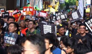 Hong Kong: les manifestants brisent les vitres du parlement