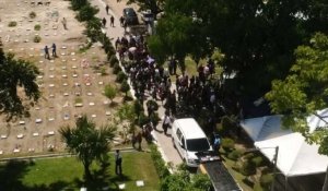 Salvador: proches et amis aux funérailles des migrants morts