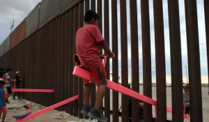 Des balançoires installées sur le mur de la frontière entre le Mexique et les États-Unis