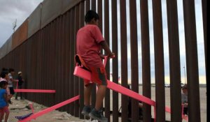Des balançoires roses sur le mur de la frontière américano-mexicaine