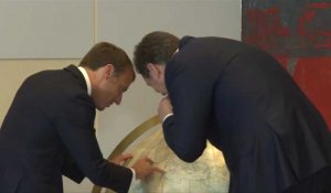 Macron et Vučić observent un globe au Palais présidentiel serbe