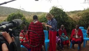 La reine Mathilde et la princesse Elisabeth reçoivent des cadeaux du peuple Kényan