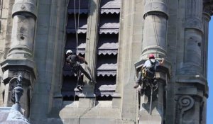 Deux cordistes inspectent les pierres de la cathédrale de Cambrai