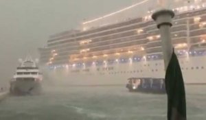 Venise : un bateau de croisière évite de peu la catastrophe en pleine tempête (vidéo) 