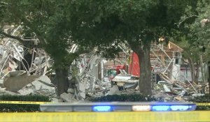 Images d'un bâtiment endommagé et des débris au sol à la suite d'une explosion de gaz dans une zone commerciale en Floride