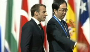 Emmanuel Macron arrive pour la photo de famille du G20