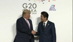 Trump salue le Premier ministre japonais Abe au G20
