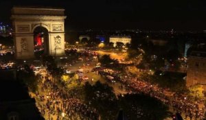 Les supporteurs de l'Algérie en liesse sur les Champs-Elysées