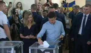 Législatives en Ukraine : le président Zelensky vote
