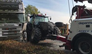 Choc frontal entre poids lourd et tracteur à Deûlémont, la dépanneuse enlève le tracteur.