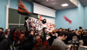 La précarité tue : des étudiants manifestent et bloquent la faculté de Lille 2