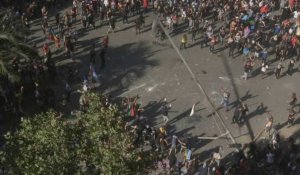 Chili: manifestation massive à Santiago où des manifestants font tomber un lampadaire