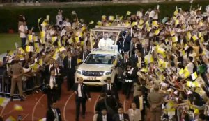 Le pape François célèbre une messe au stade national de Bangkok
