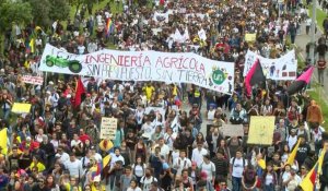 Colombie: des dizaines de milliers de manifestants contre le gouvernement conservateur
