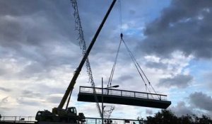 Martigues : une grue dépose le dernier morceau de trottoir rénové du pont levant