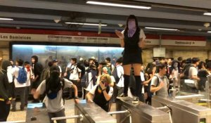 Des étudiants chiliens enjambent des tourniquets de métro alors que la crise continue