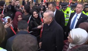 Sommet de l'OTAN : Erdogan salue des supporters turcs à Londres