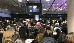 Grèves: cohue dans la gare Saint-Lazare à l'entrée du métro