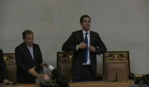 Juan Guaido accède au siège de président du Parlement