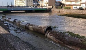 A Wimereux, une grosse canalisation se rompt dans le fleuve