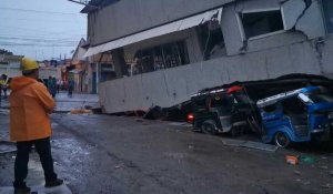 Séisme aux Philippines: un bâtiment effondré sur des véhicules