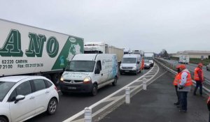 Barrage filtrant de la CFDT sur le rond-point de la D942 à Arques 