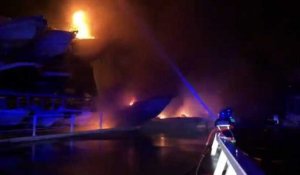 Marseille : spectaculaire feu de bateaux sur le quai de la Lave à l'Estaque
