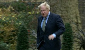 Boris Johnson retourne à Downing Street après avoir rencontré la reine