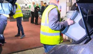 Les urnes arrivent au centre de dépouillement d'Uxbridge, dans la circonscription de Boris Johnson