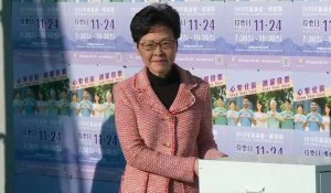La dirigeante de Hong Kong vote lors des élections locales