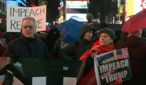 Des centaines de personnes manifestent pour la destitution de Trump à Times Square