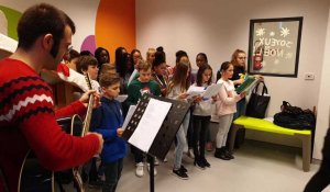 Ecole Saint-andre chante pour les enfants de pediatrie du chu de Charleroi