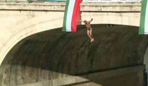 Des Italiens plongent dans le Tibre pour fêter la nouvelle année