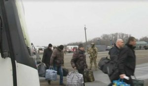 L'échange de prisonniers entre les rivaux ukrainiens commence à l'est