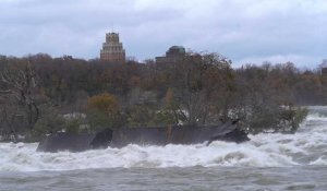 Un bateau coincé depuis un siècle en haut des chutes du Niagara déplacé