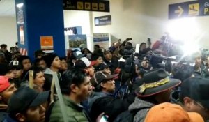 Des supporters de Morales bloquent le chef de l'opposition à l'aéroport