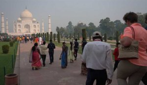 Inde : des touristes au Taj Mahal malgré la pollution