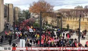 Avignon : les manifestants arrivent à la porte Saint Michel