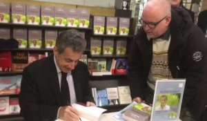 Nîmes :  Nicolas Sarkozy dédicace son livre à la librairie Goyard.