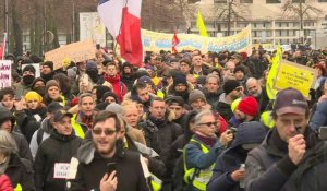 Les "gilets jaunes" manifestent devant le ministère de l'Economie