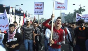 Des manifestants anti-gouvernementaux irakiens réagissent aux émeutes en Iran