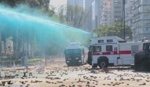 Canons à eau et gaz lacrymogène sur un campus de Hong Kong