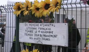 "Gilets jaunes": des fleurs en hommage à Chantal, décédée il y a un an
