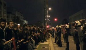 Grèce: des manifestants arrivent à l'ambassade américaine pour marquer l'anniversaire du soulèvement contre la junte