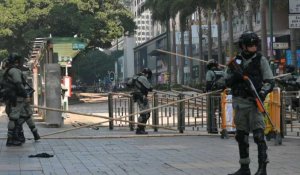 La police de Hong Kong démonte des barricades près d'une université