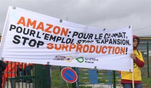 "Block Friday": des militants écolos bloquent un entrepôt d'Amazon près de Paris
