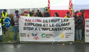 "Block Friday": des militants écolos devant un entrepôt Amazon à Douai