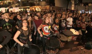 Les Colombiens manifestent contre le pouvoir au son des tambours