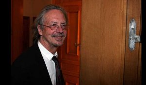 Peter Handke reçoit le Nobel de littérature à Stockholm sur fond de controverse